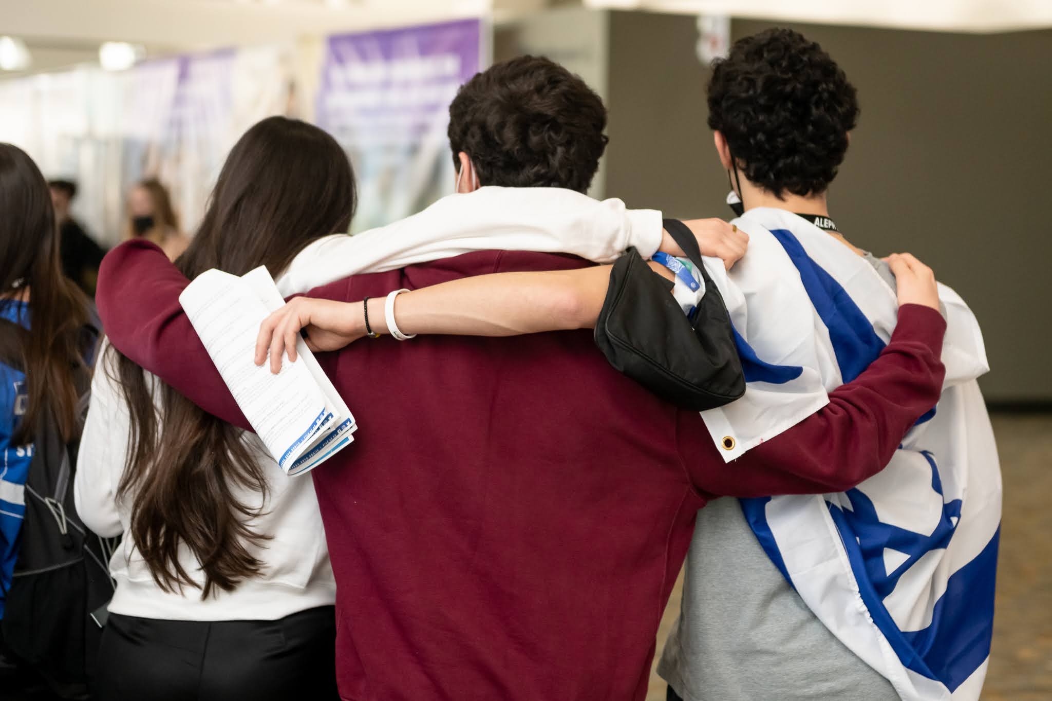 קבוצת אנשים חוגגת על הבמה