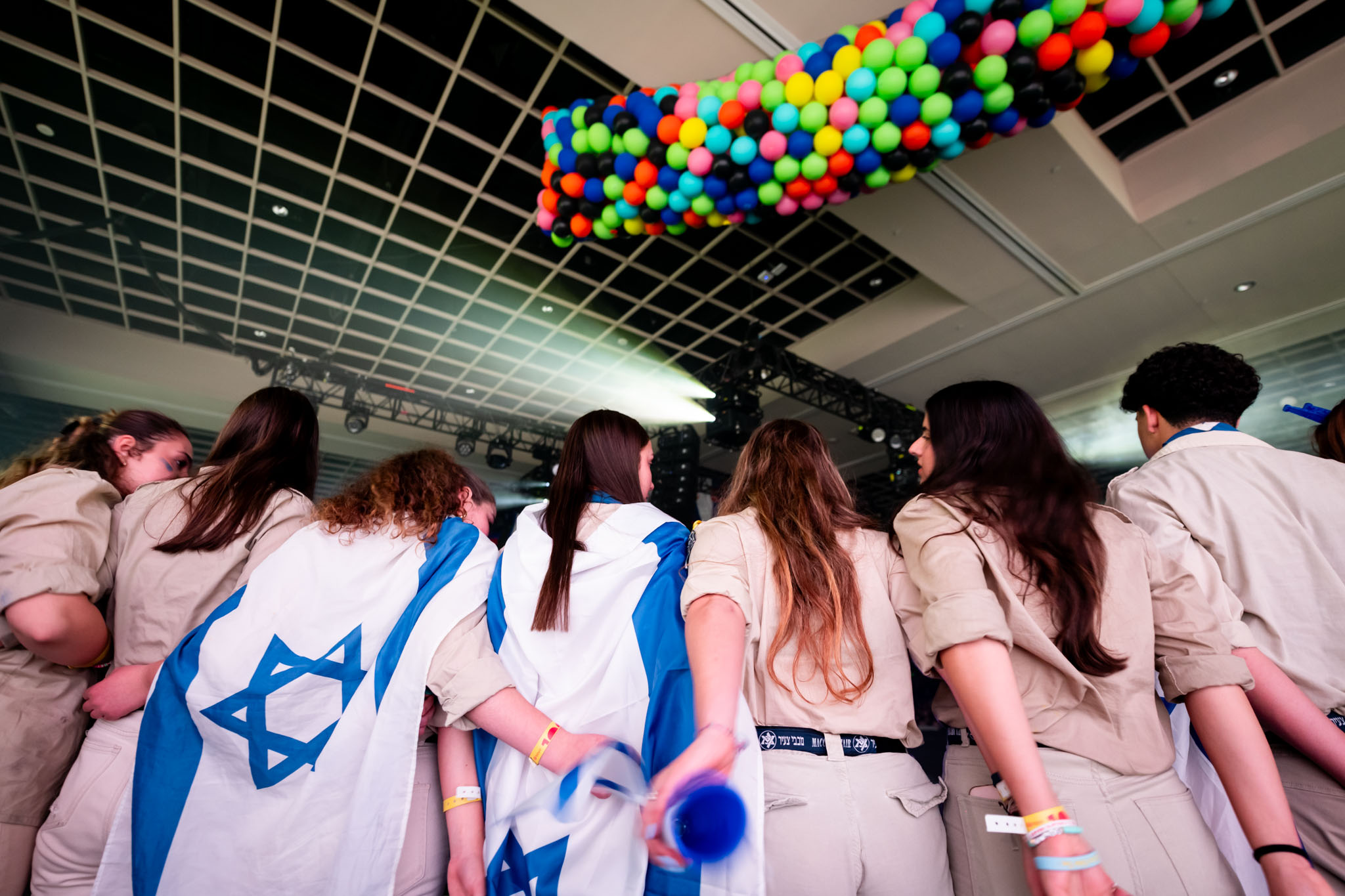 קבוצת אנשים חוגגת על הבמה