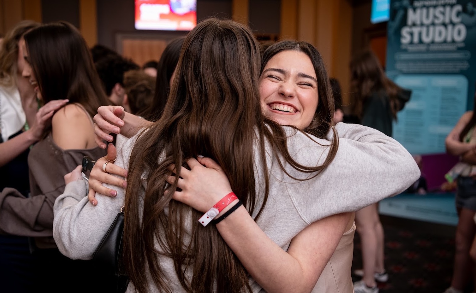 קבוצה של צעירים ממגוון רקעים מחייכים באירוע קהילתי