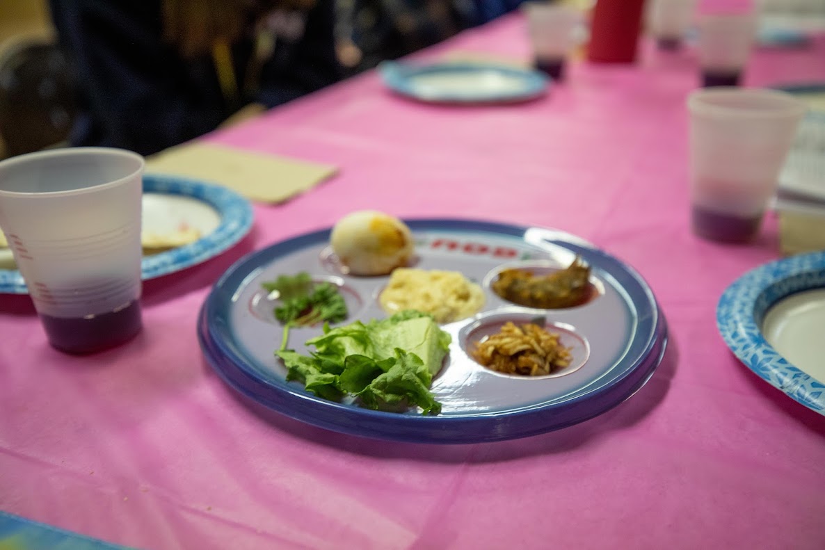 קבוצת אנשים חוגגת על הבמה