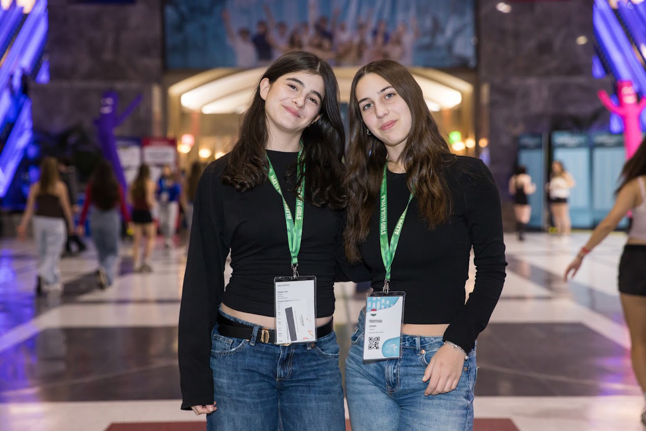 קבוצה מגוונת של צעירים קופצים מרוב התרגשות בגן ירוק ושופע במהלך אירוע קהילתי.