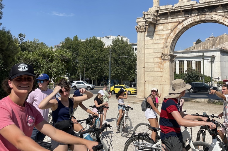 קבוצת אנשים מחייכים בחוץ