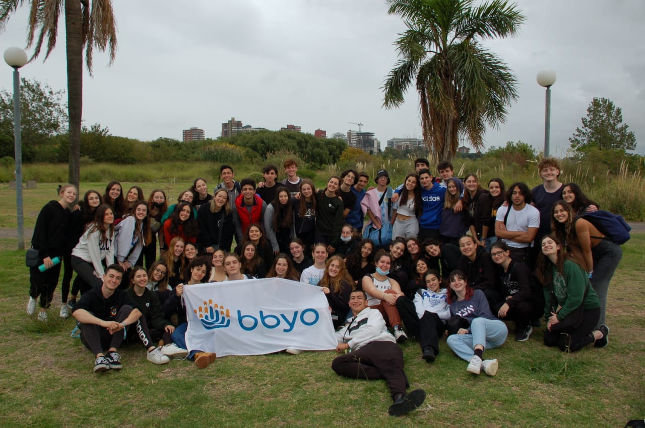 קבוצת אנשים חוגגת על הבמה