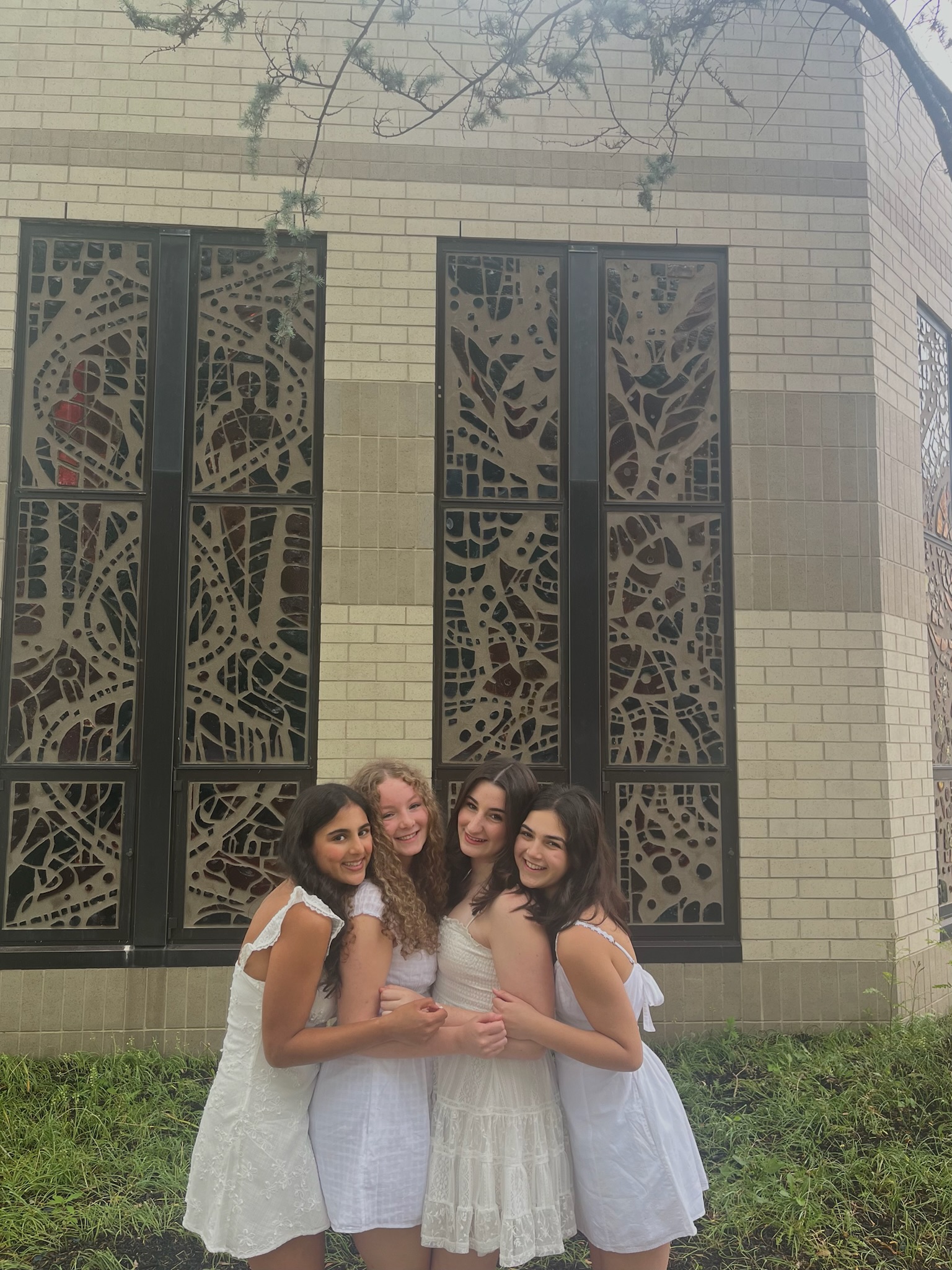 קבוצת אנשים חוגגת על הבמה