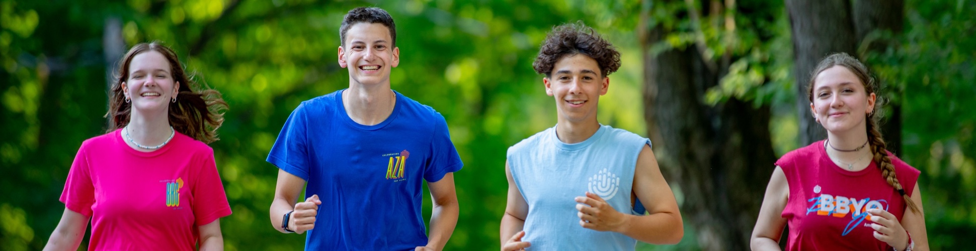 קבוצה של צעירים ממגוון רקעים מחייכים באירוע קהילתי