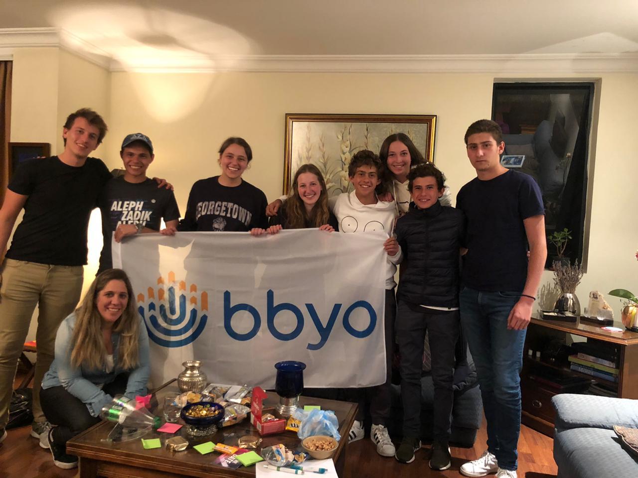 קבוצת אנשים חוגגת על הבמה