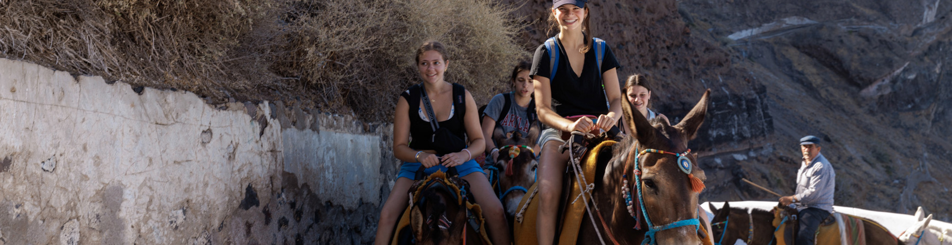 קבוצה של צעירים ממגוון רקעים מחייכים באירוע קהילתי