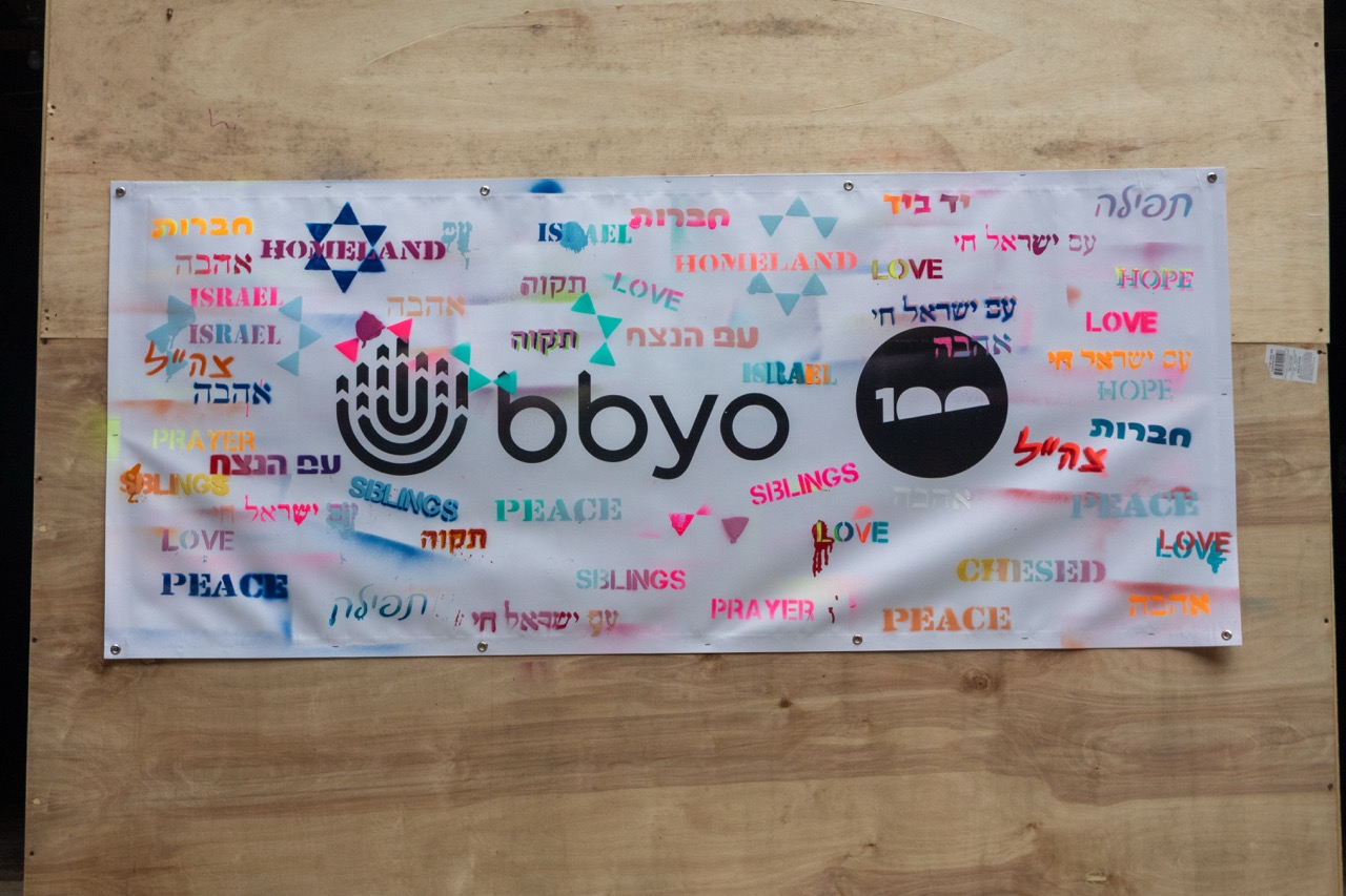 קבוצת אנשים חוגגת על הבמה