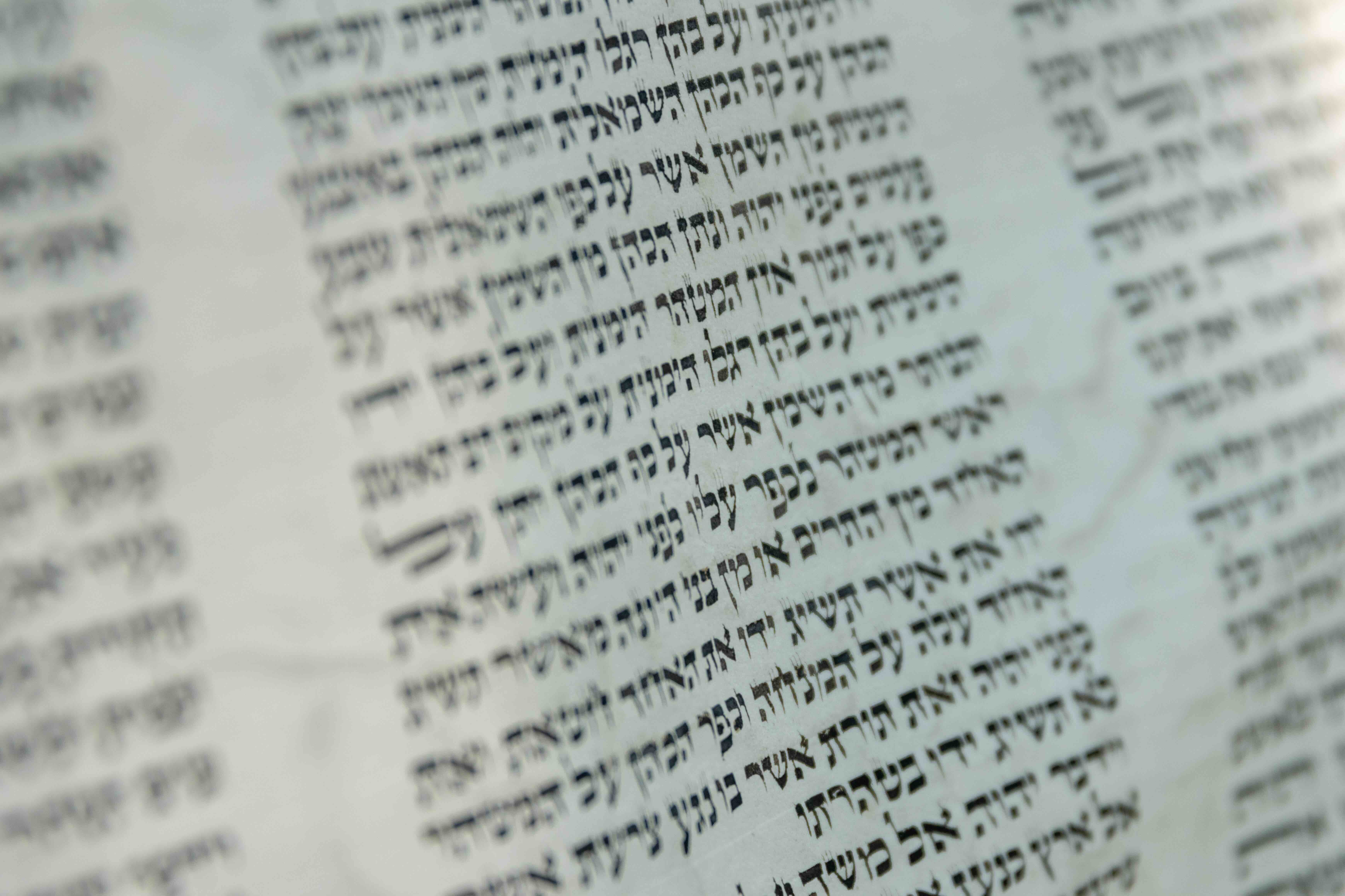 קבוצת אנשים חוגגת על הבמה