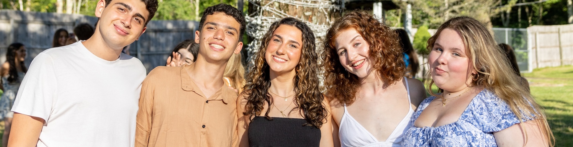 קבוצה של צעירים ממגוון רקעים מחייכים באירוע קהילתי