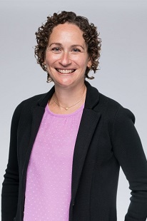 קבוצת אנשים חוגגת על הבמה