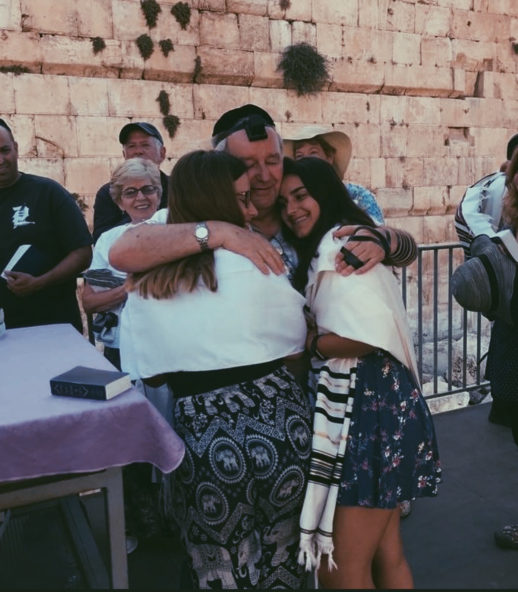 קבוצת אנשים חוגגת על הבמה