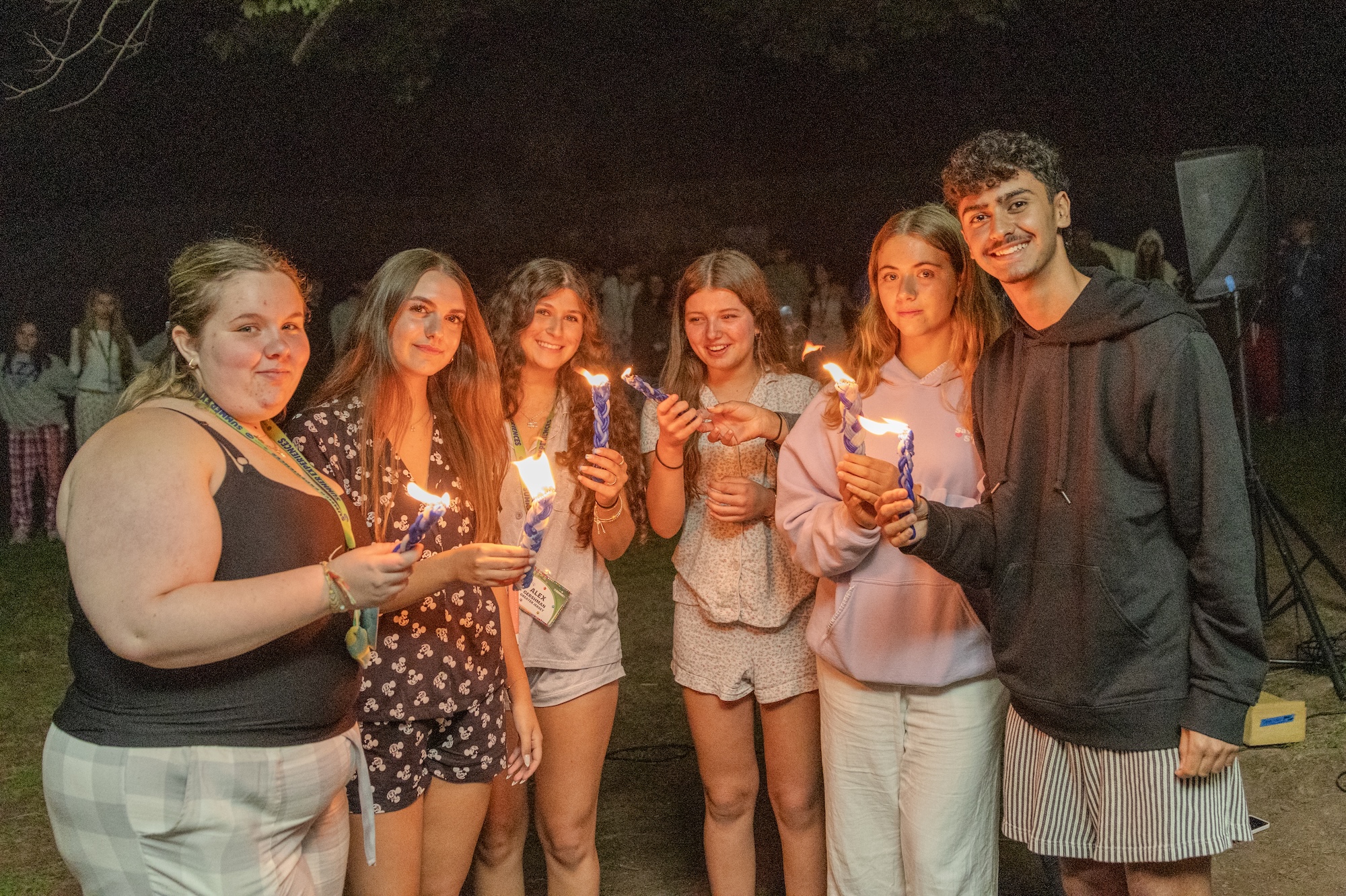קבוצת אנשים מחייכים בחוץ