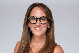קבוצת אנשים חוגגת על הבמה