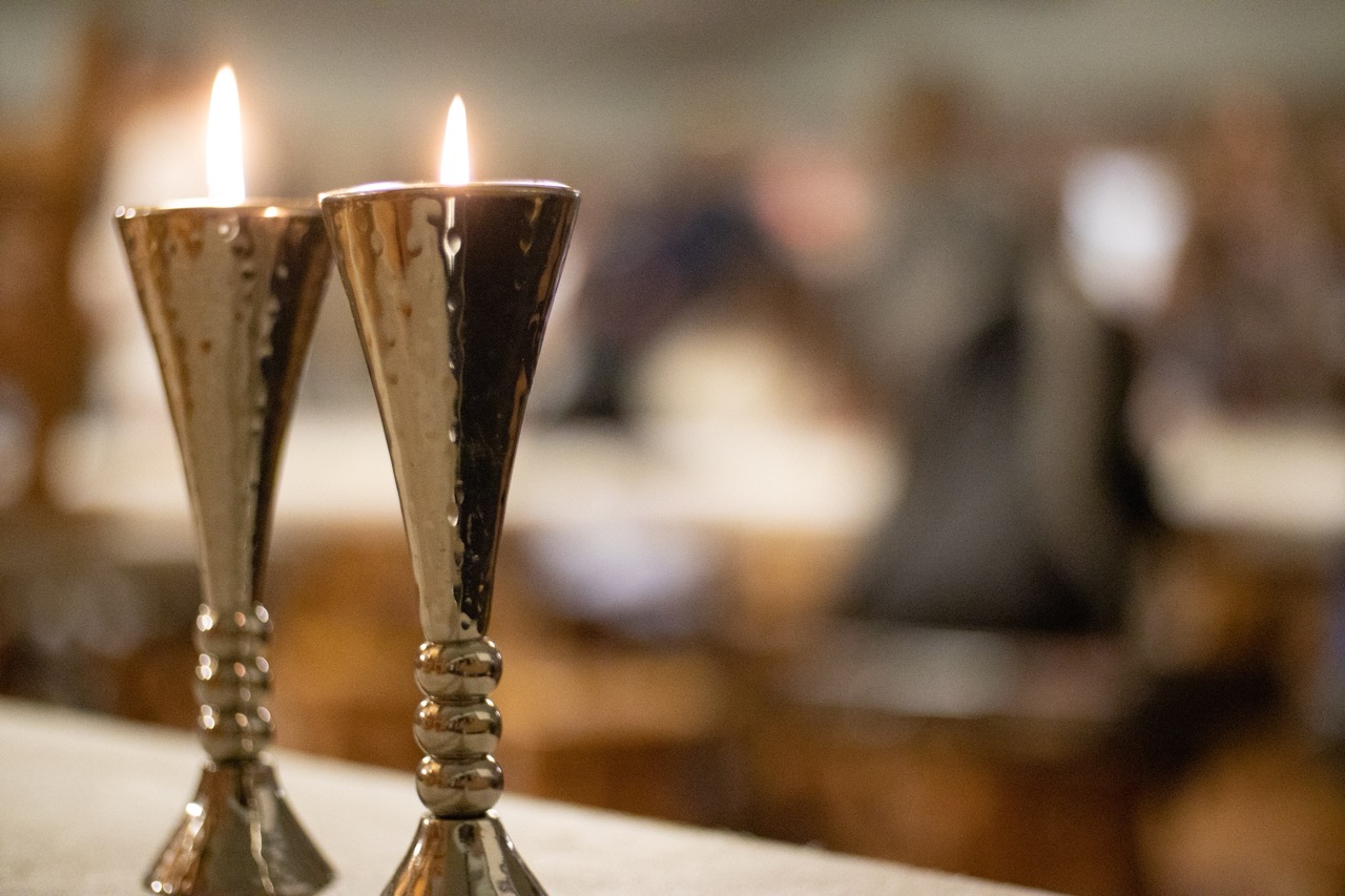 קבוצת אנשים חוגגת על הבמה