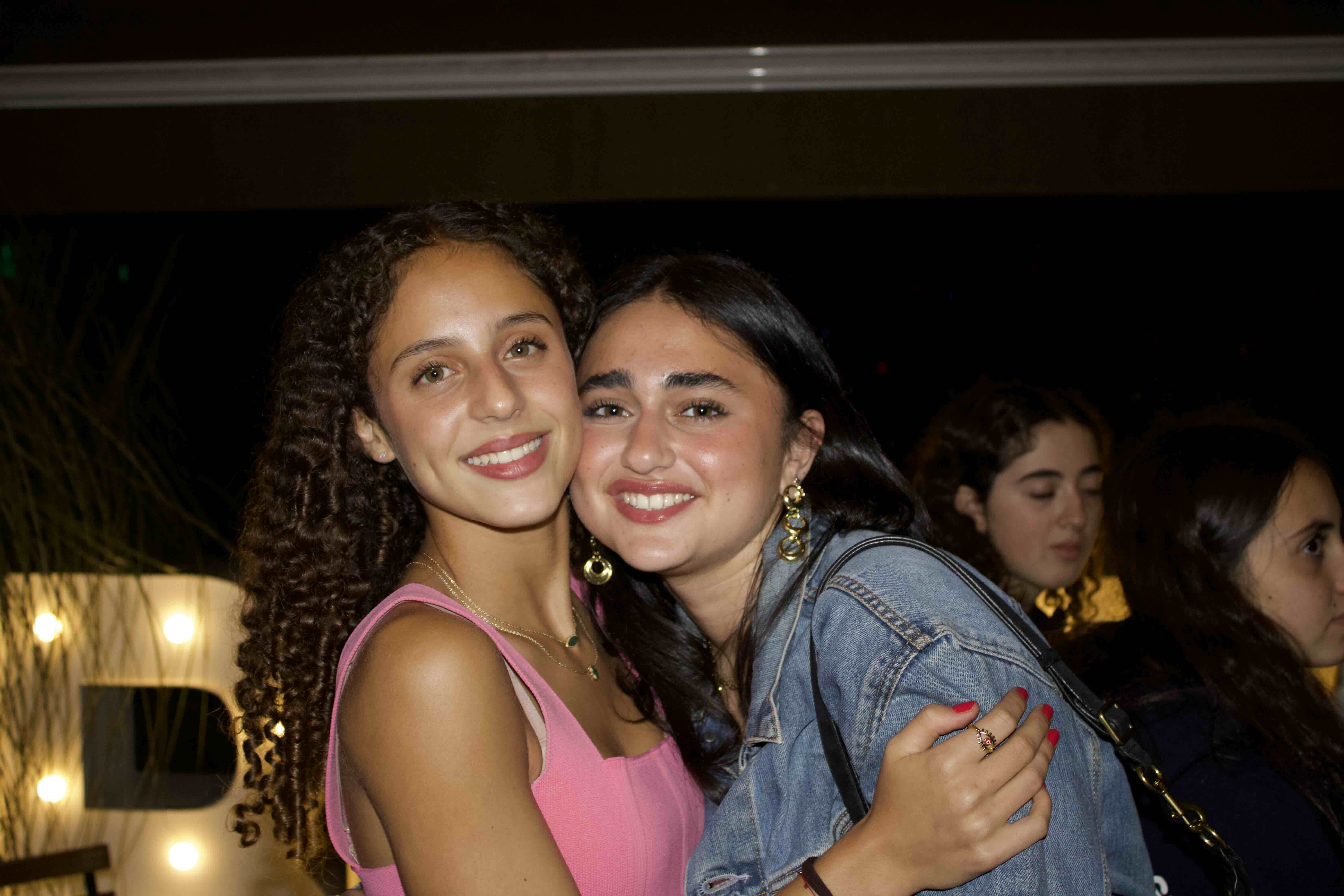 קבוצת אנשים חוגגת על הבמה