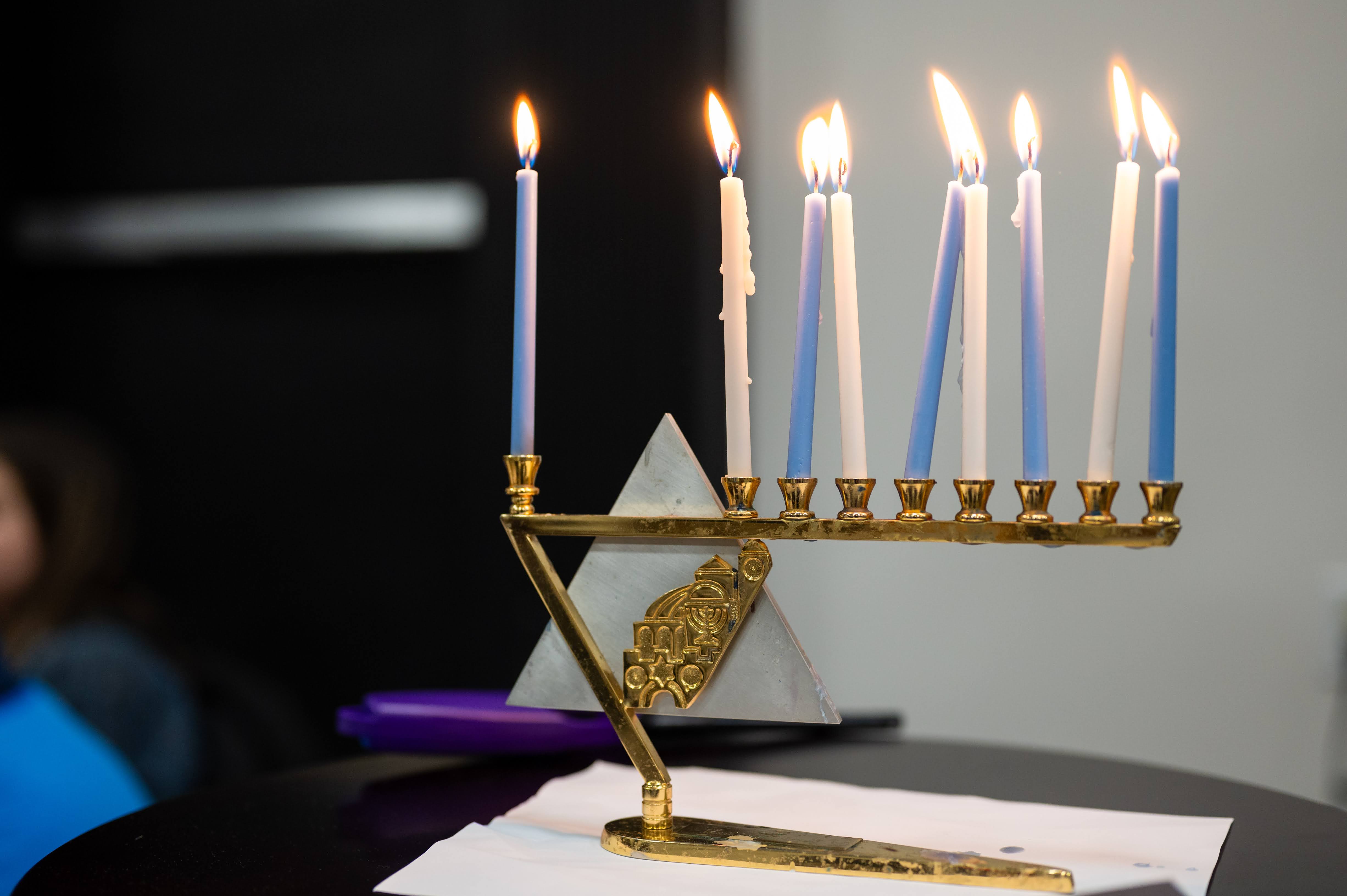 קבוצת אנשים חוגגת על הבמה