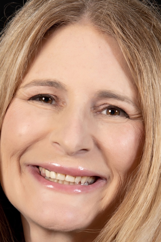 קבוצת אנשים חוגגת על הבמה