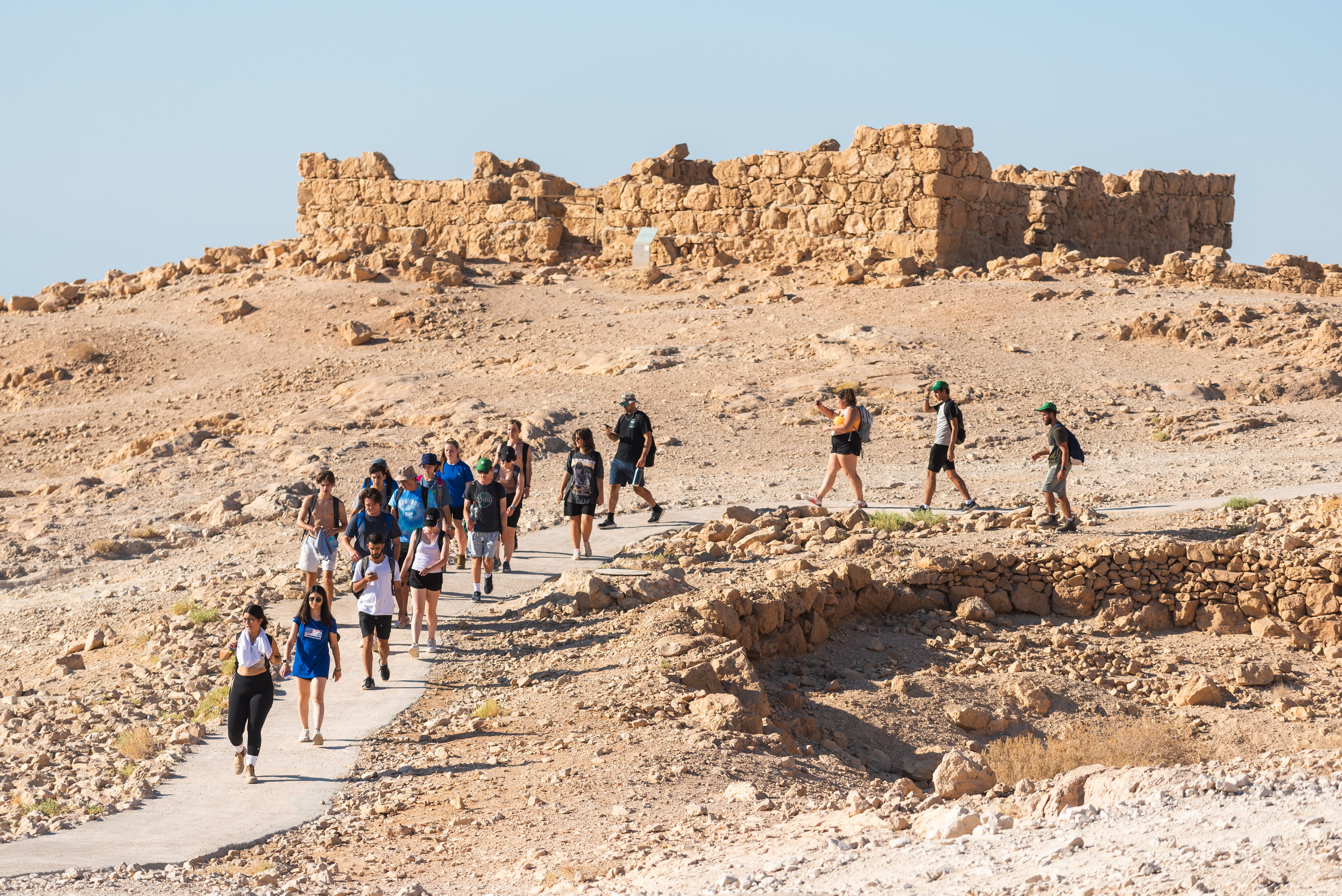 קבוצת אנשים חוגגת על הבמה