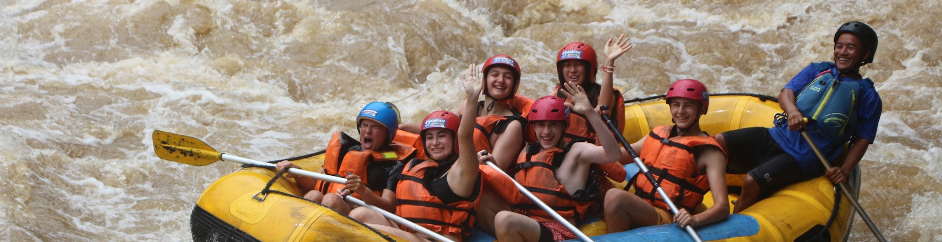 קבוצה של צעירים ממגוון רקעים מחייכים באירוע קהילתי
