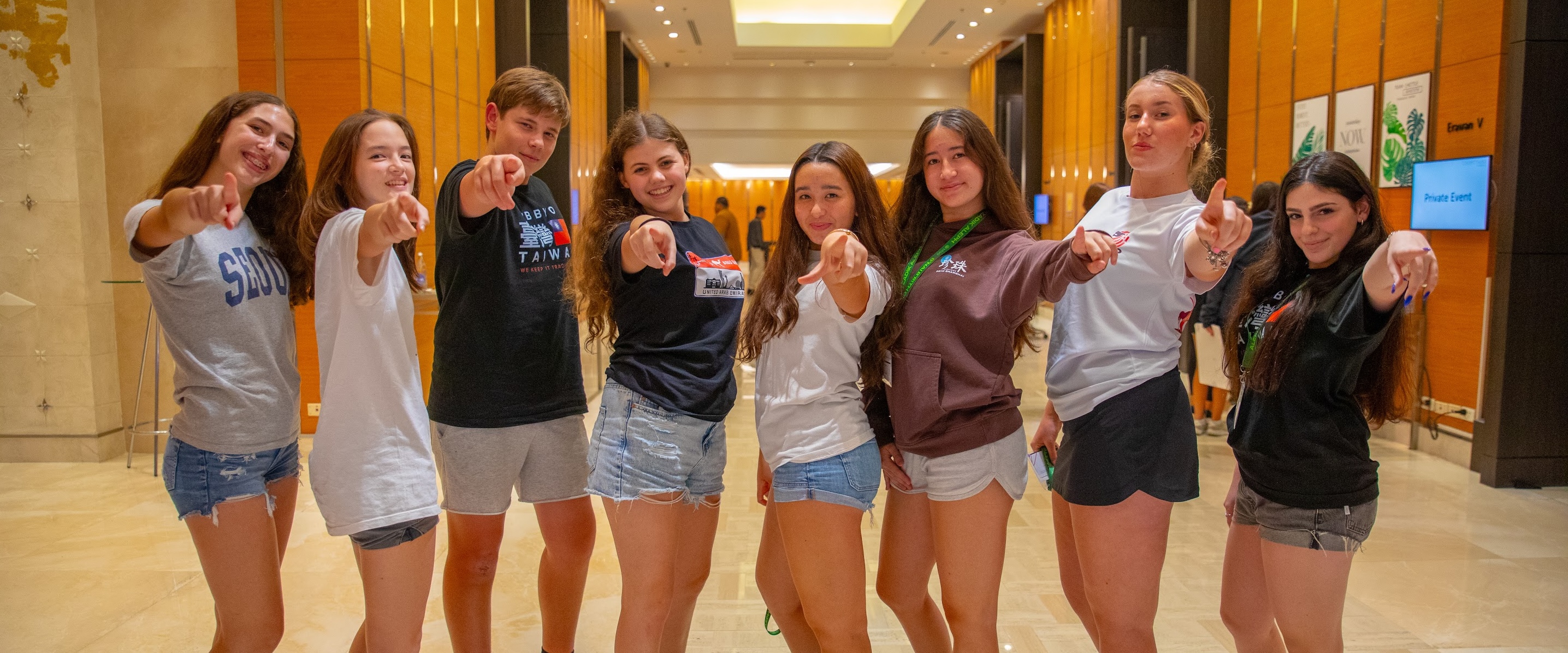 קבוצה של צעירים ממגוון רקעים מחייכים באירוע קהילתי