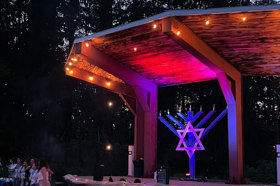 קבוצת אנשים חוגגת על הבמה