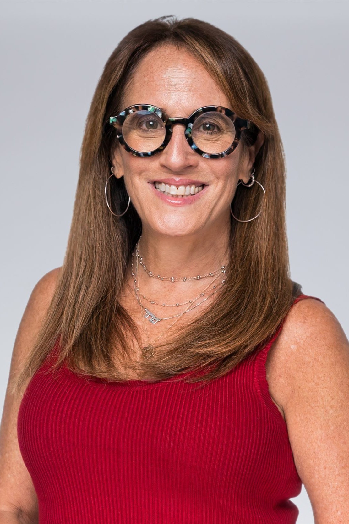 קבוצת אנשים חוגגת על הבמה
