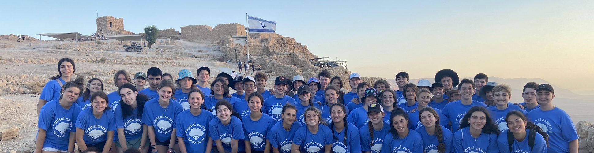 קבוצה של צעירים ממגוון רקעים מחייכים באירוע קהילתי
