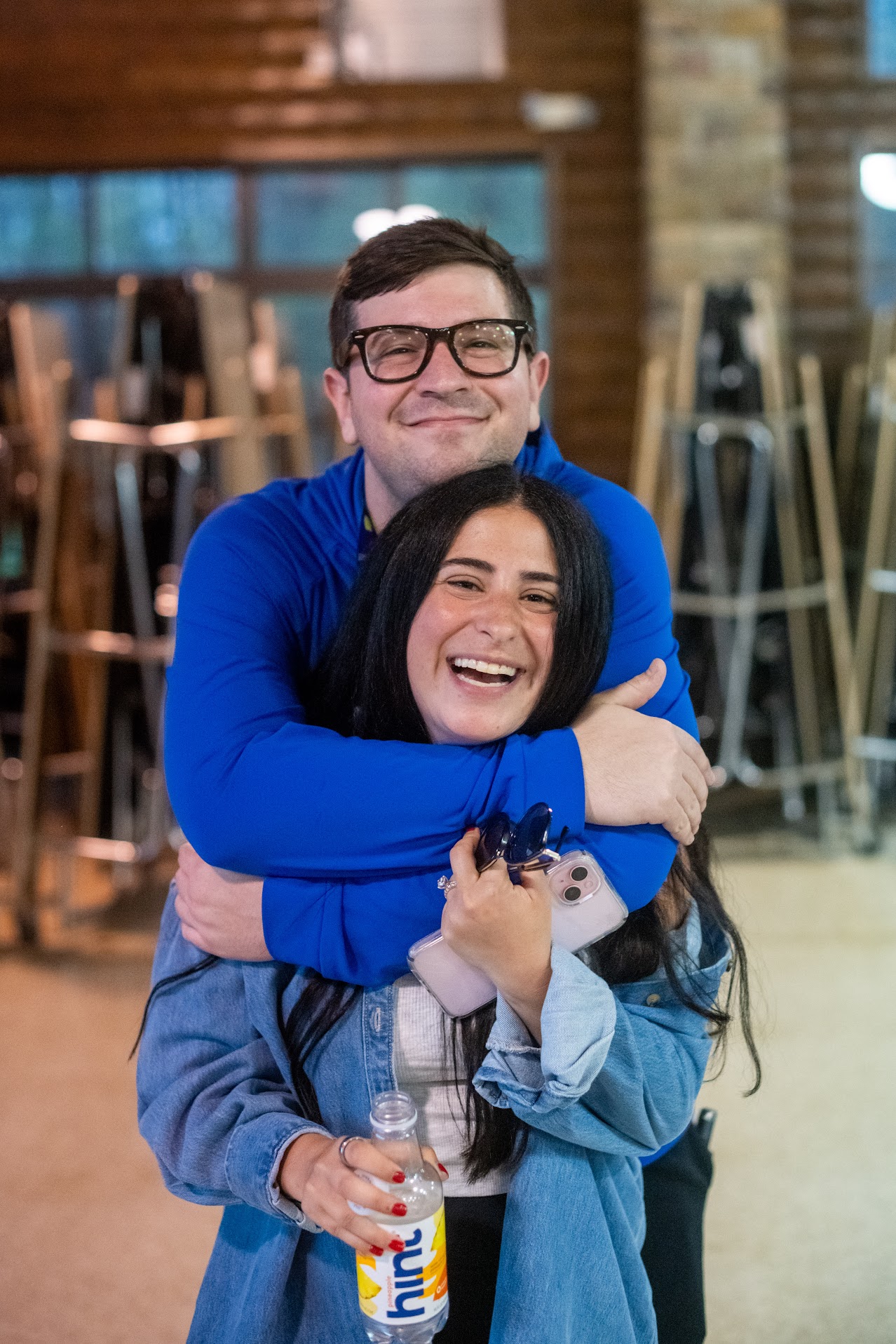 שלושה חברים יושבים בערסל