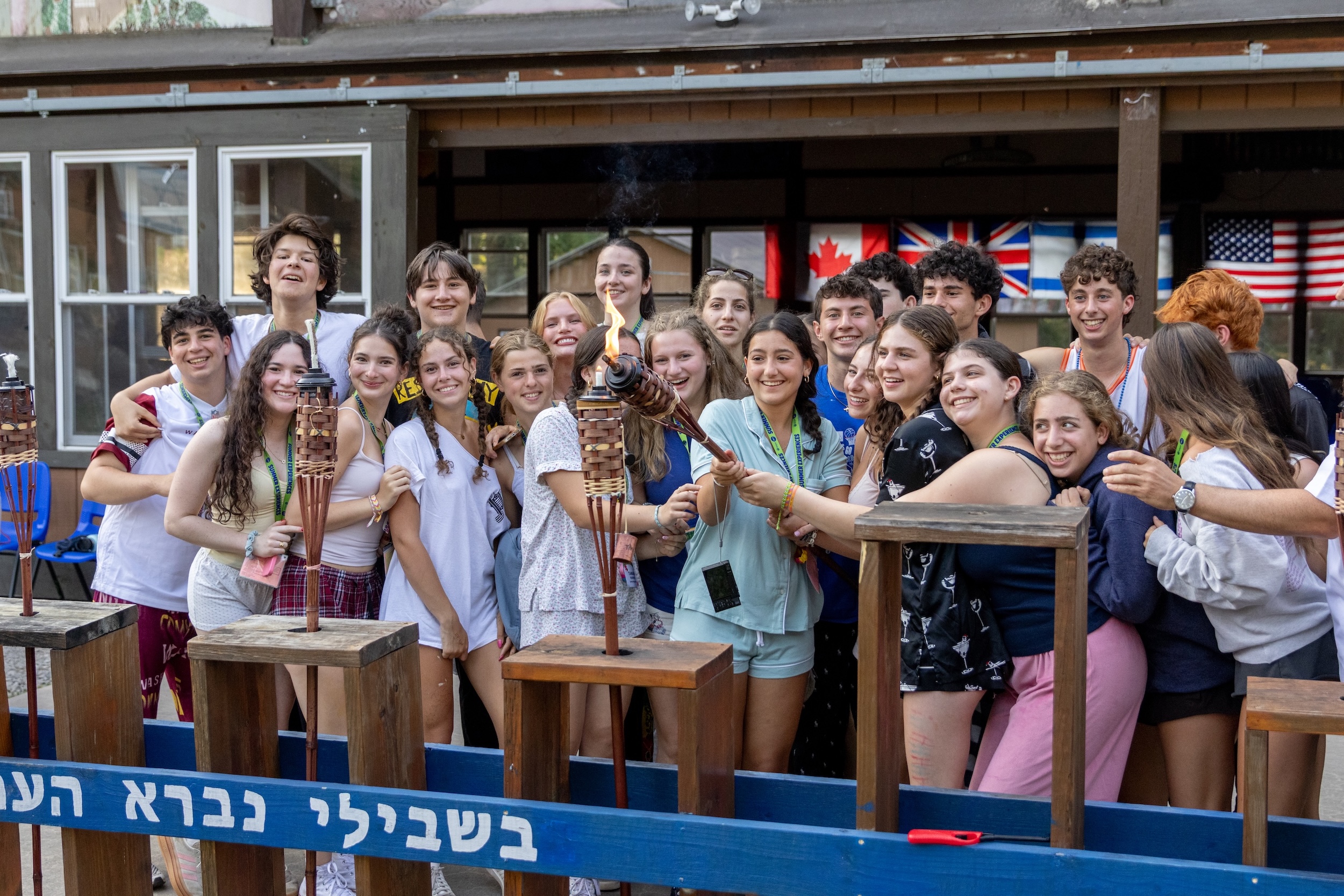 קבוצת אנשים חוגגת על הבמה