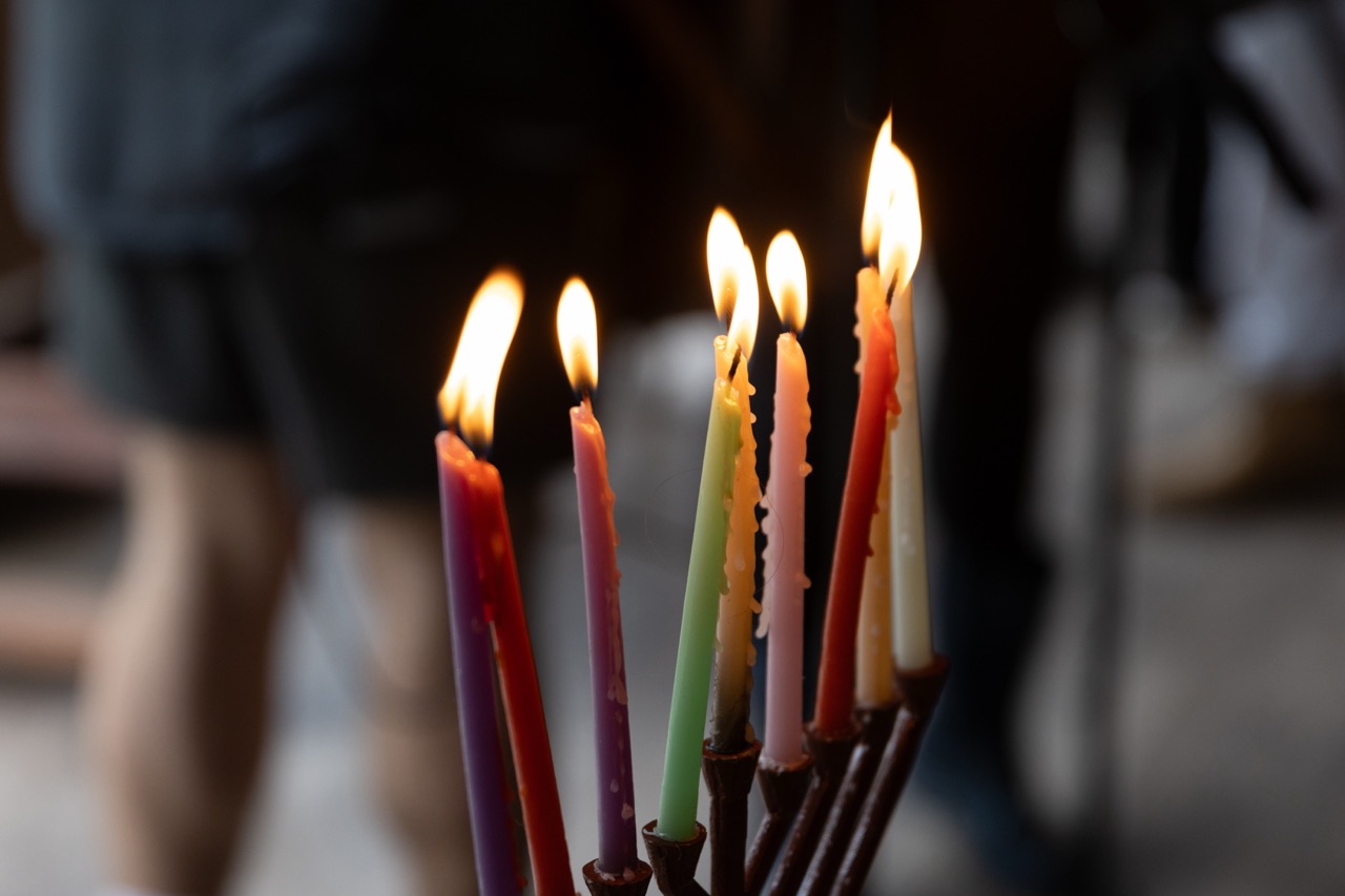 קבוצת אנשים חוגגת על הבמה