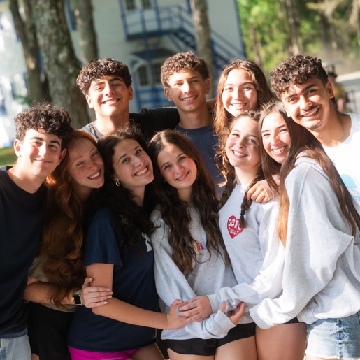 שלושה חברים יושבים בערסל