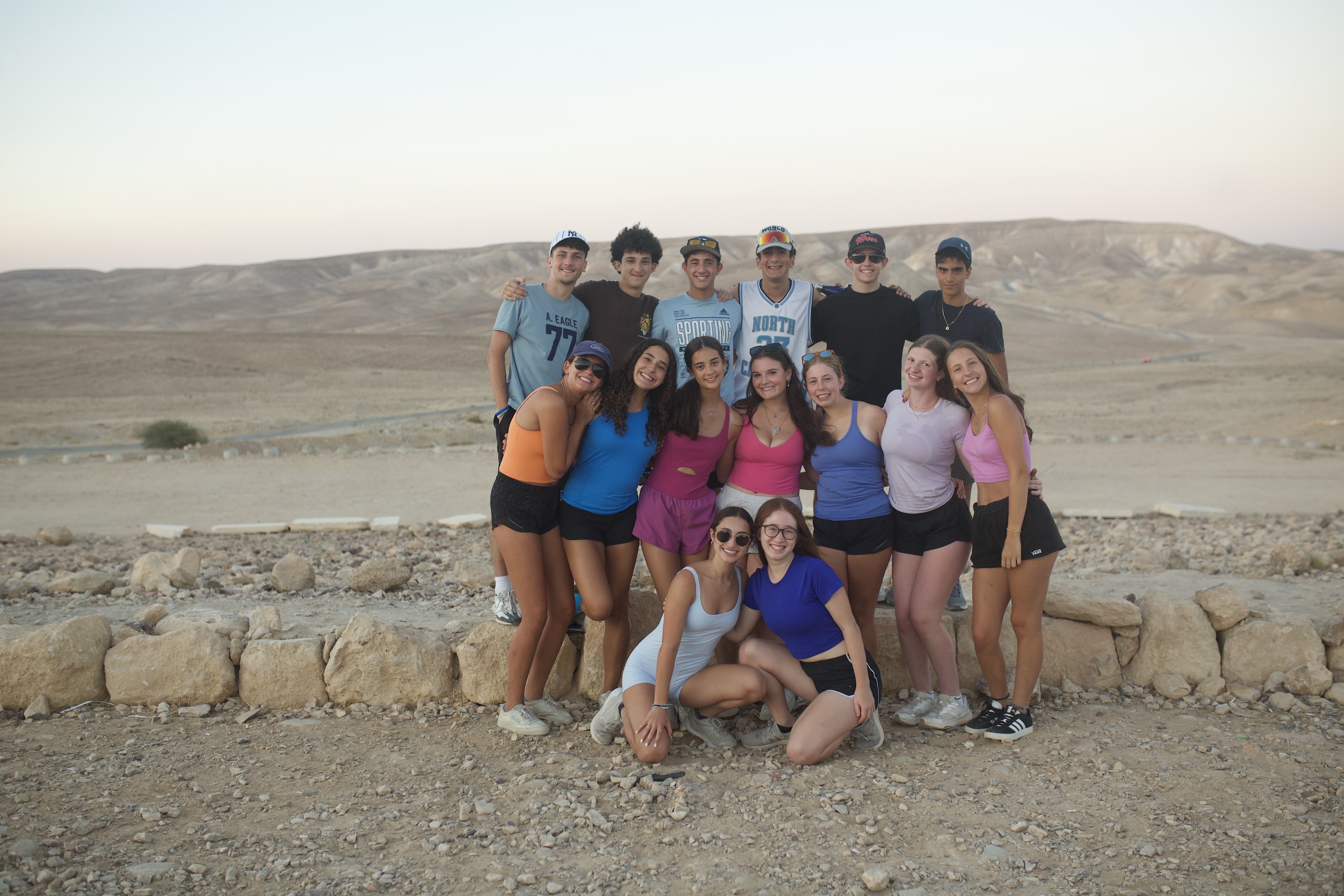 קבוצת אנשים חוגגת על הבמה