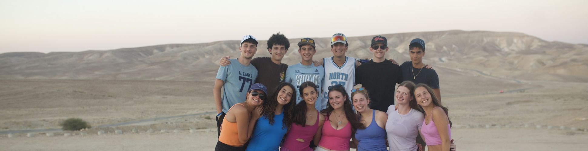 קבוצה של צעירים ממגוון רקעים מחייכים באירוע קהילתי