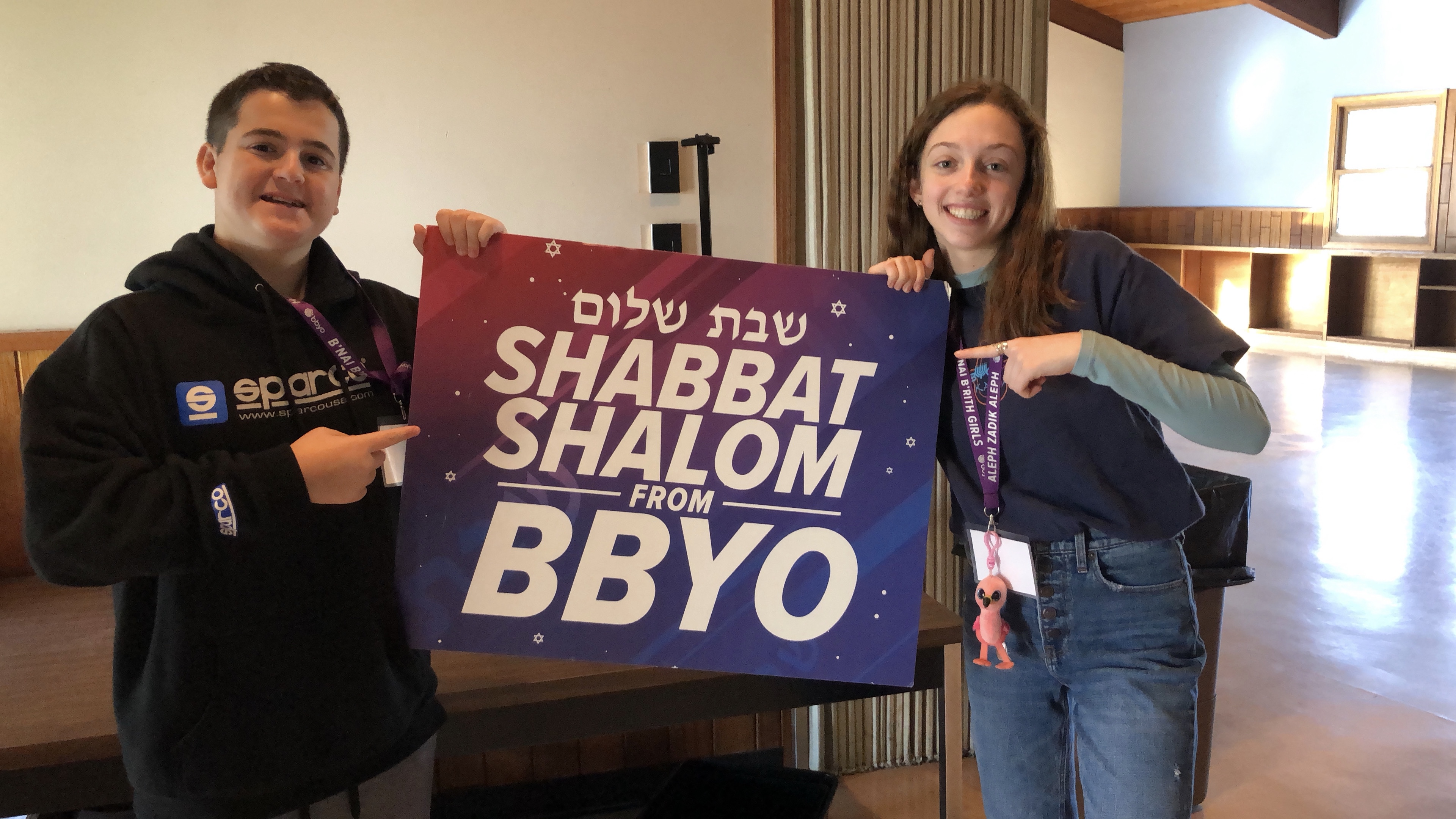 קבוצת אנשים חוגגת על הבמה