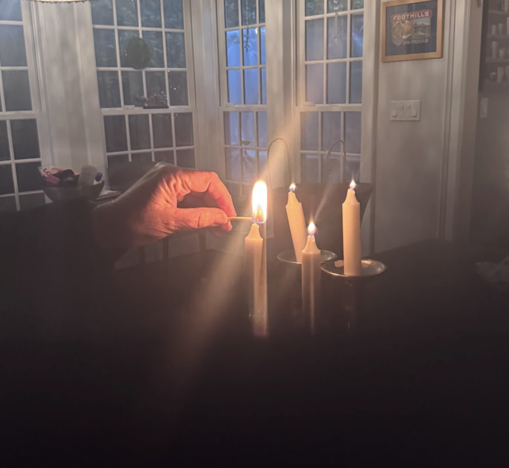 קבוצת אנשים חוגגת על הבמה