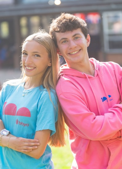 חגיגות המאה של BBYO עם קונפטי, אורות וקהל רב של משתתפים