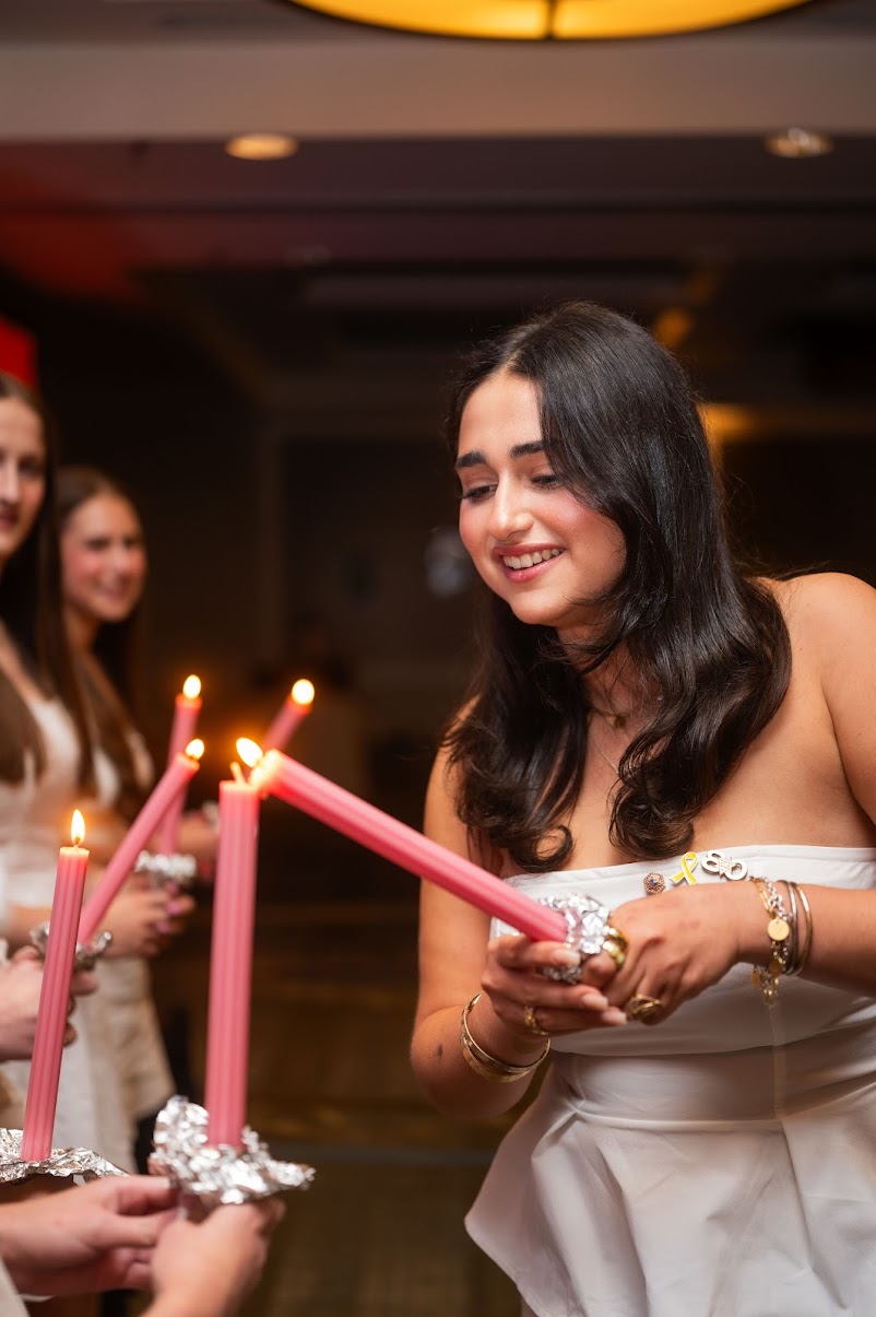 קבוצה של צעירים ממגוון רקעים מחייכים באירוע קהילתי