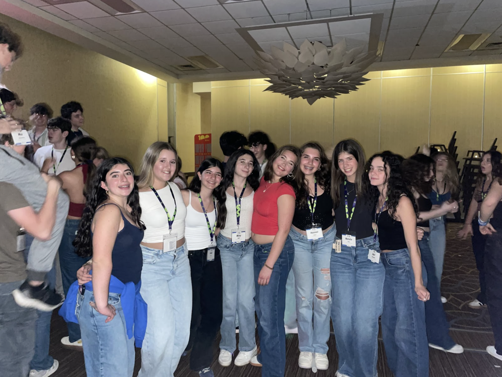 קבוצת אנשים חוגגת על הבמה
