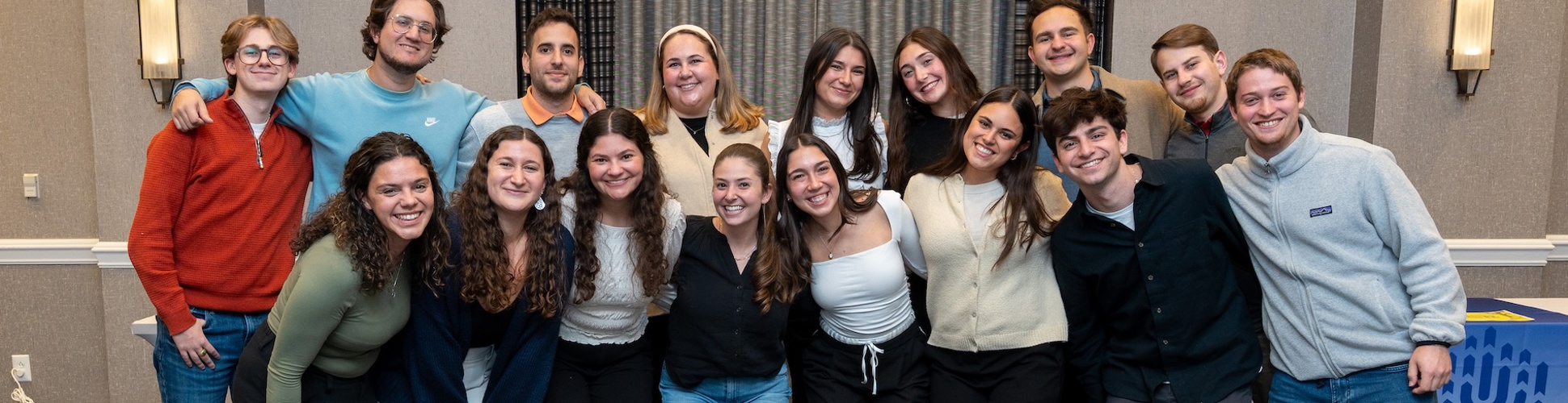 קבוצה של צעירים ממגוון רקעים מחייכים באירוע קהילתי