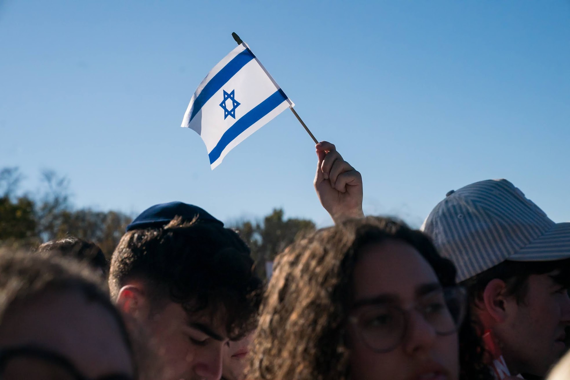 שלושה חברים יושבים בערסל