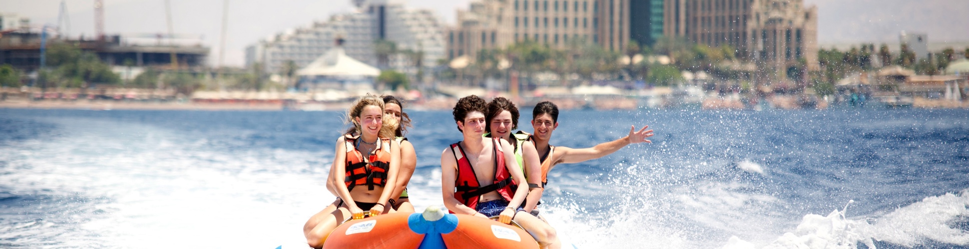 קבוצה של צעירים ממגוון רקעים מחייכים באירוע קהילתי