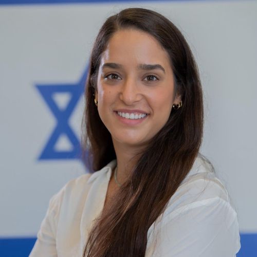 שלושה חברים יושבים בערסל