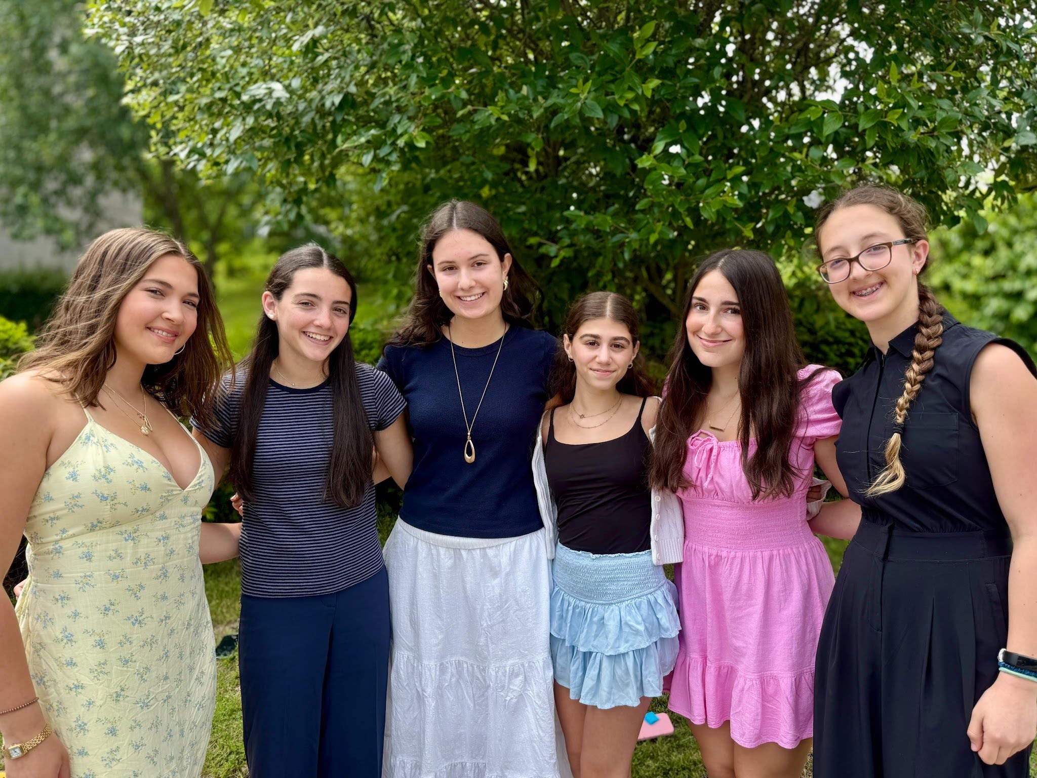 קבוצת אנשים חוגגת על הבמה