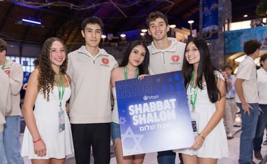 שלושה הורים מחייכים באירוע קהילתי