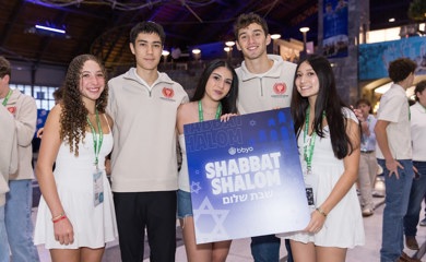 שלושה הורים מחייכים באירוע קהילתי
