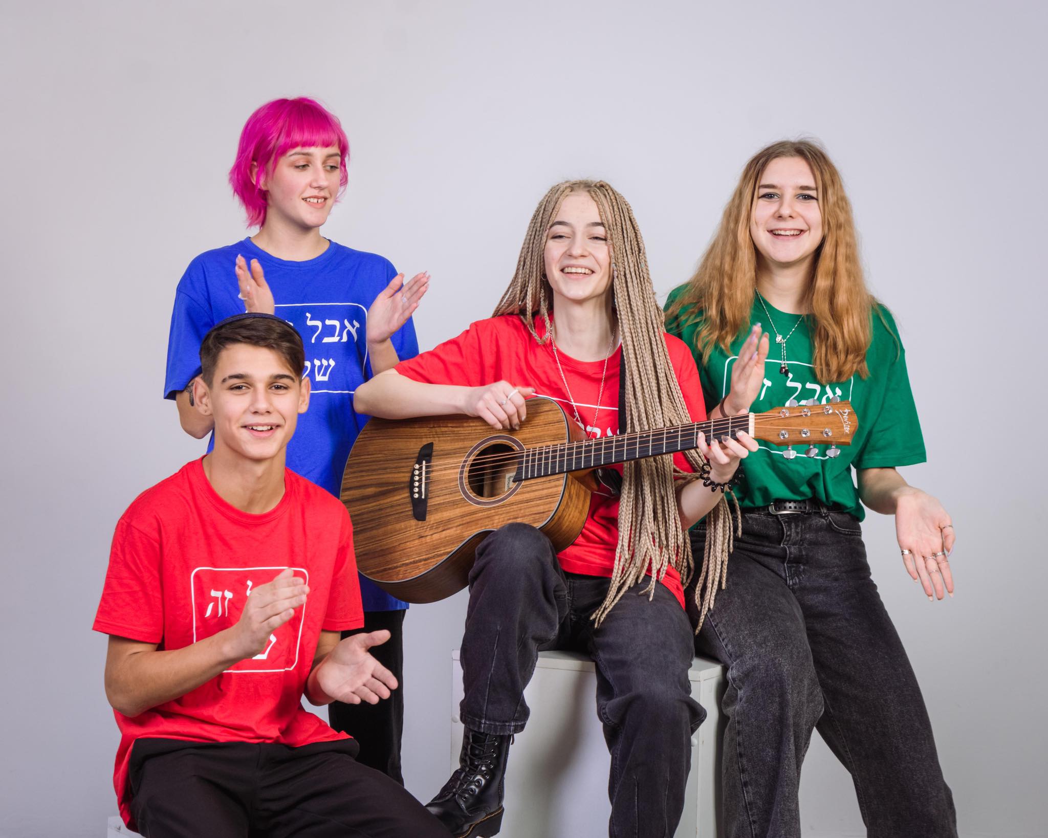 קבוצת אנשים חוגגת על הבמה