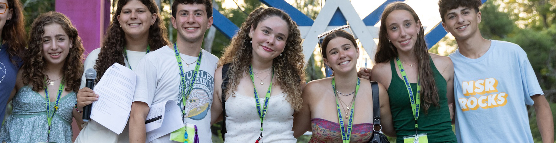 קבוצה של צעירים ממגוון רקעים מחייכים באירוע קהילתי