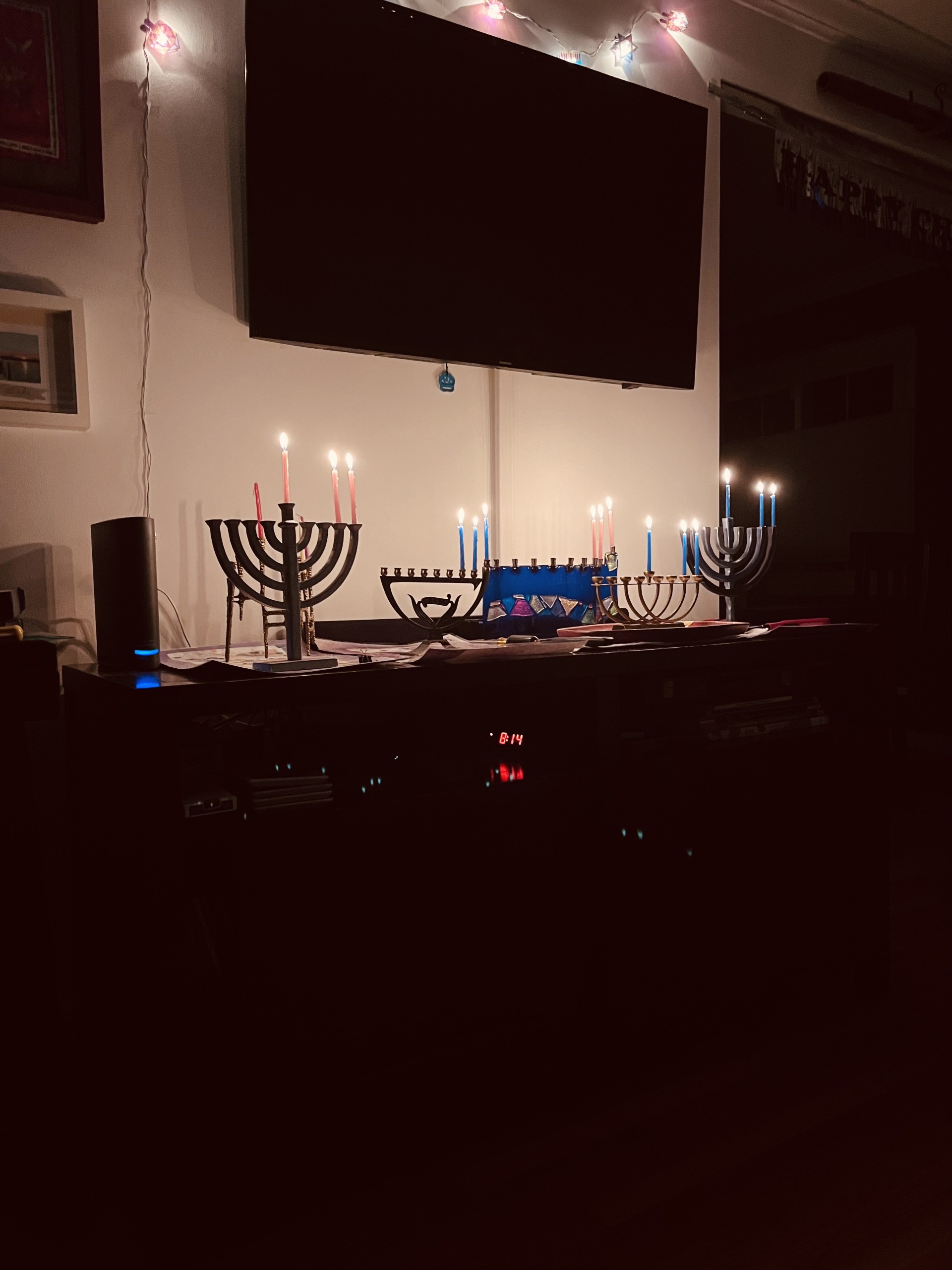 קבוצת אנשים חוגגת על הבמה