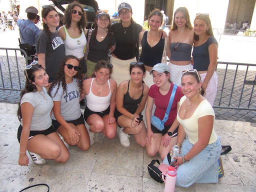 קבוצת אנשים חוגגת על הבמה